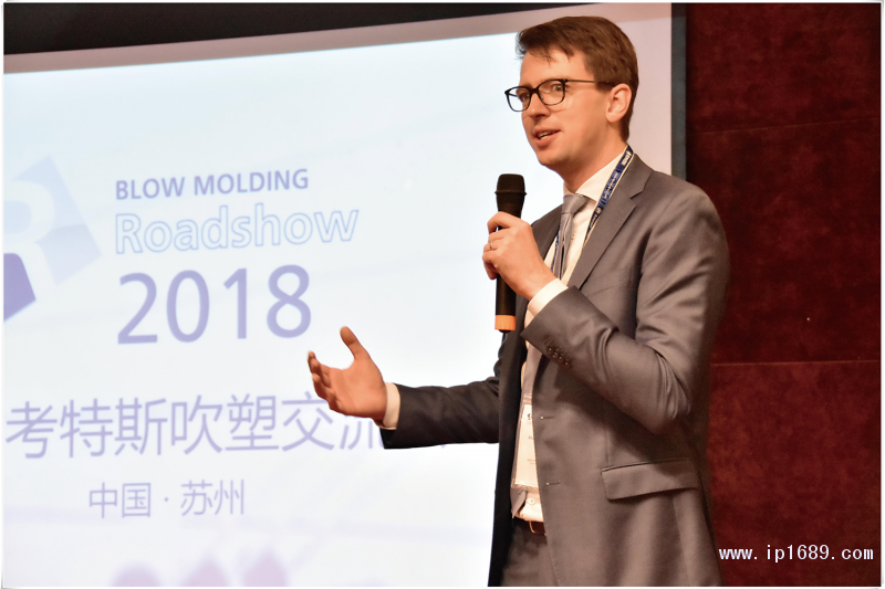 順德考特斯CEO陳俊添先生(圖一)與考特斯德國總部銷售總監(jiān)Alain-Cappelle(圖二)致歡迎辭及作公司介紹:擁有80多年歷史的考特斯是全球第一家生產(chǎn)商用擠出吹塑成型機的制造商,也是世界最大的擠出吹塑成型機械設(shè)備供應(yīng)商之一。-(2)