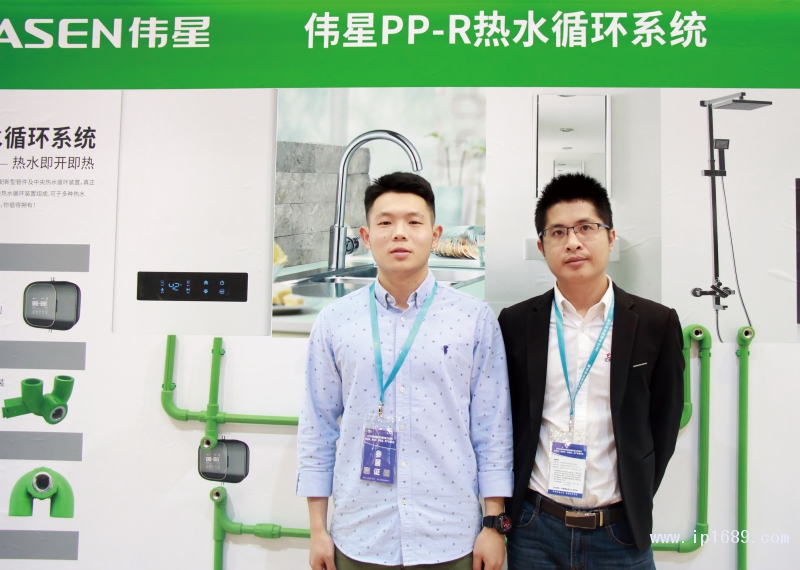 圖注:浙江偉星新型建材股份有限公司技術工程師王澤偉(左)與本刊記者陳陸鋒