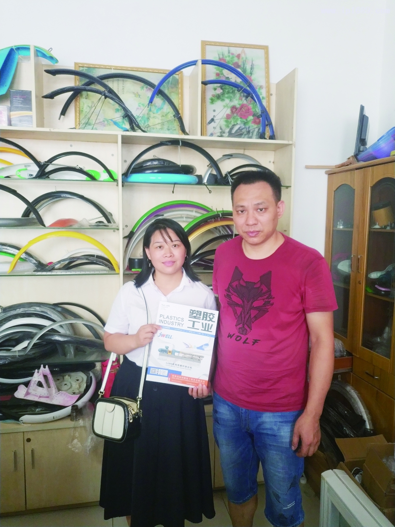廣州市勤智工藝制品廠總經理李世雄(右)