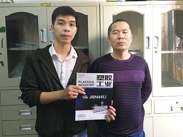 格晟電器塑料制品廠總經(jīng)理邱向陽(yáng)(右)